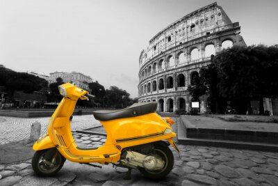 Poster Een gele scooter tegen de achtergrond van het monochrome Romeinse Colosseum.