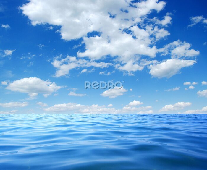 Poster Een glad wateroppervlak onder een blauwe hemel