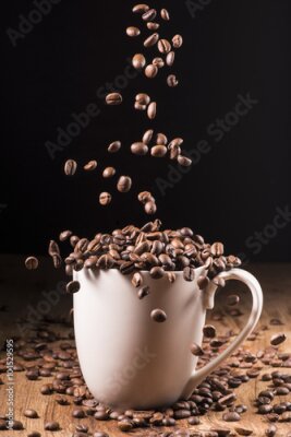 Poster Een keramische mok gevuld met koffiebonen.