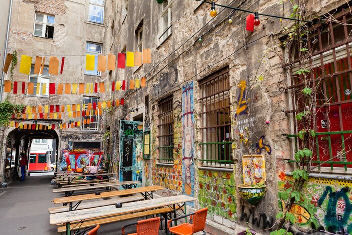 Poster Een kleurrijke tuin met graffiti bij een flatgebouw in de stad.