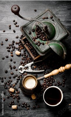 Poster Een kopje koffie naast een oude, retro koffiemolen.