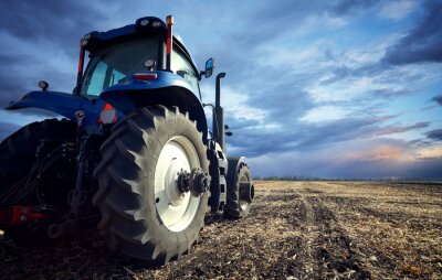 Een krachtige tractor behandelt de grond