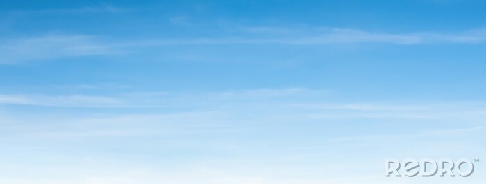 Poster Een luchtmening als achtergrond van van heldere blauwe hemel en wit vage wolken - panoramische Webbanner