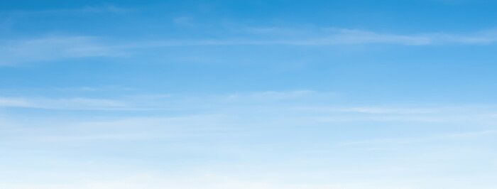 Poster Een luchtmening als achtergrond van van heldere blauwe hemel en wit vage wolken - panoramische Webbanner