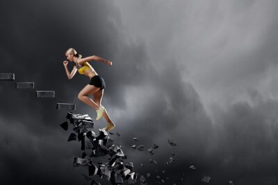 Poster Een meisje rent de trap op