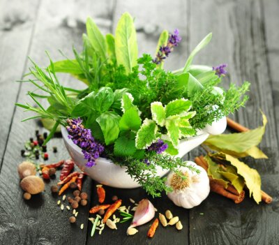 Poster Een mix van verse kruiden en specerijen op een houten aanrecht.