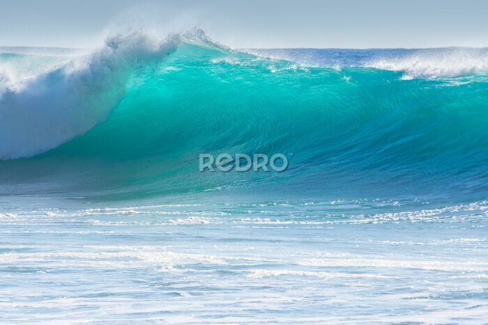 Poster Een oceaangolf onthult de turquoise diepte van het water.