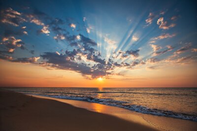Poster Een prachtige zonsondergang boven de zee