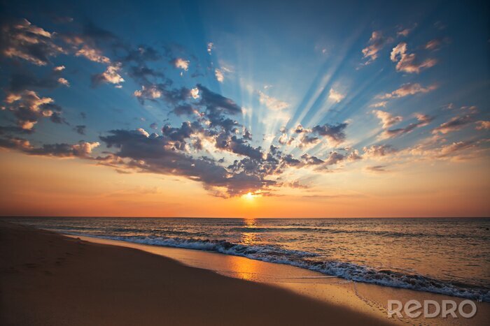 Poster Een prachtige zonsondergang boven de zee
