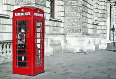 Een rode telefooncel in een straat in Londen