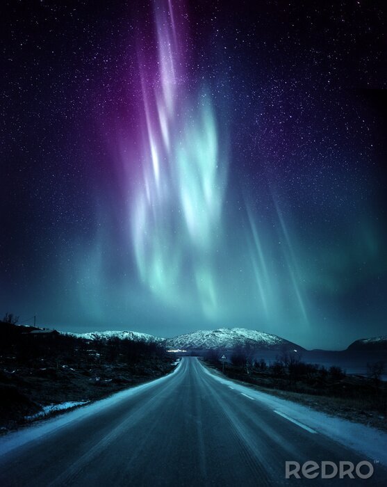 Poster Een rustige weg in Noorwegen met een spectaculair Northern Light Aurora-display dat de nachtelijke hemel boven de bergen verlicht. Een populaire bestemming binnen de poolcirkel voor het jagen op het n