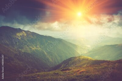 Poster Een schilderachtige zonsopgang boven de bergtoppen.