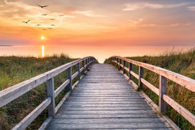 Fotobehang Een steiger over de zee in het licht van de zonsopgang