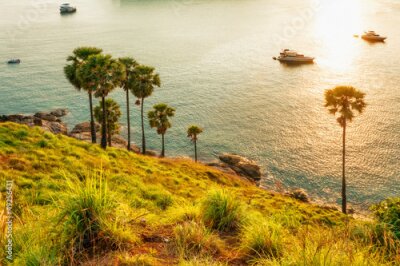 Poster Een uitzicht op de baai van bovenaf in het licht van de ondergaande zon.