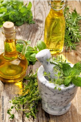 Poster Een vers kruidenarrangement met een fles olijfolie.