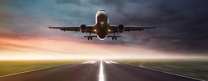 Poster Een vliegtuig landt op de landingsbaan.