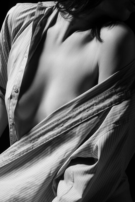 Poster Een vrouw in een herenhemd