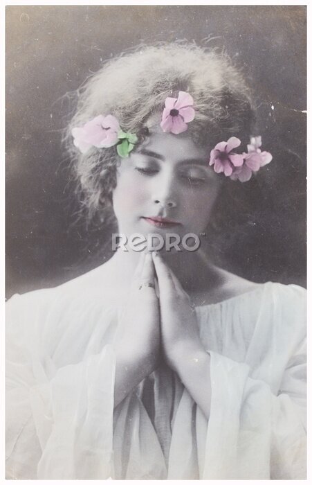 Poster Een vrouw met bloemen in haar haar