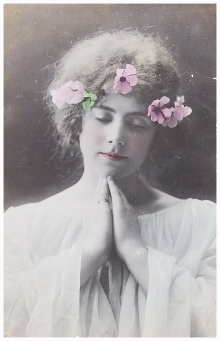 Poster Een vrouw met bloemen in haar haar