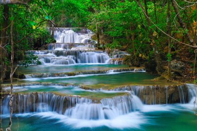 Een waterval in Thailand bedekt met dicht bos