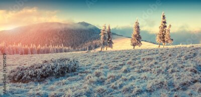 Poster Een winters berglandschap onder een hemel met een zachte kleurovergang.