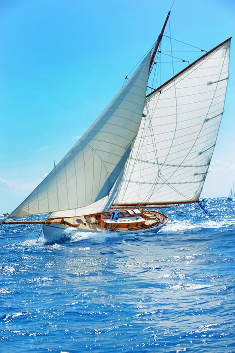 Poster Een zeilboot die op het water manoeuvreert.