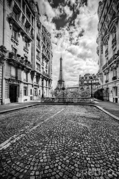Poster Eiffeltoren gezien vanaf de straat in Parijs, Frankrijk. Zwart en wit