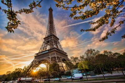 Eiffeltoren tegen zonsopgang in Parijs, Frankrijk