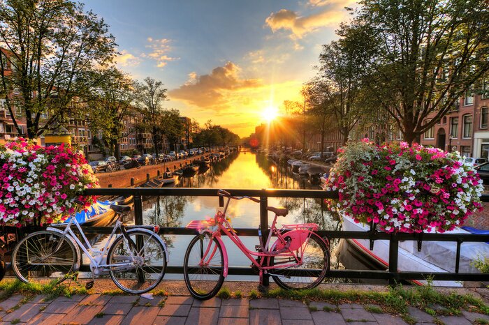 Poster Fahrräder in Amsterdam bei Sonnenuntergang