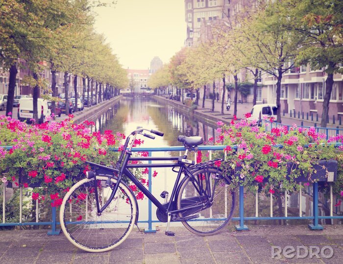 Poster Fahrräder in Amsterdam vor dem Hintergrund des Kanals