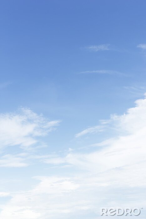 Poster Fantastische zachte witte wolken tegen de blauwe hemel achtergrond, zachte fo