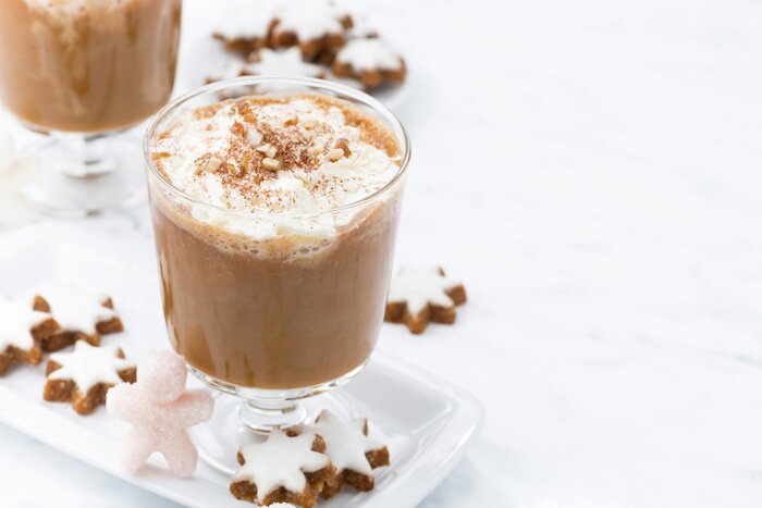 Poster feestelijke pompoen latte en amandelkoekjes op een witte achtergrond