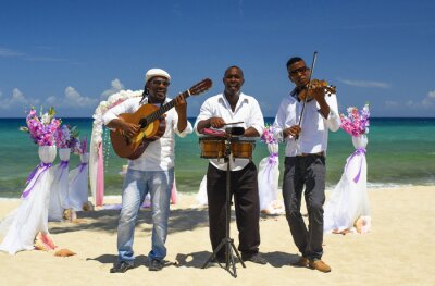 Poster Fiddler, gitarist en drummer in wit shirt en grijze hoed spelen muziekinstrumenten op het strand