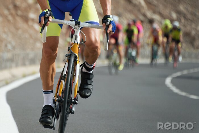 Poster Fietscompetitie, fietsersporters die een race met hoge snelheid rennen