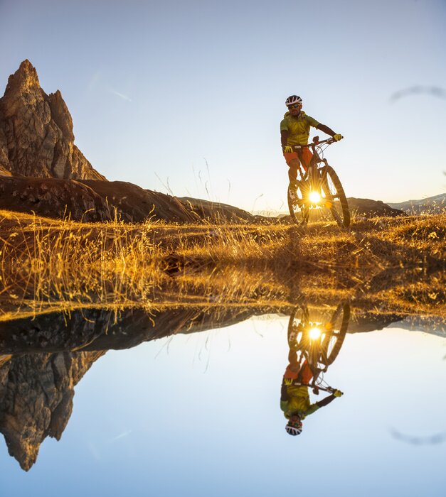 Poster Fietsersmeer en rotsachtige bergen