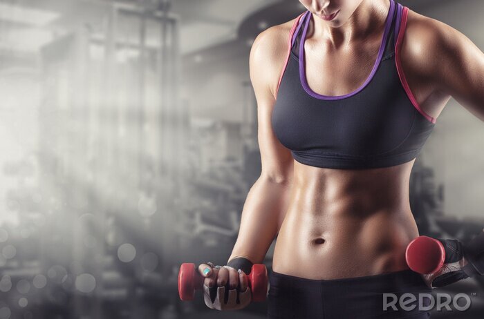 Poster fitness sportschool oefenende vrouw