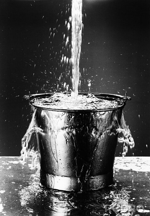 Poster Foto van een emmer gevuld met water