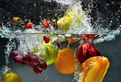 Fruit in het water gegooid