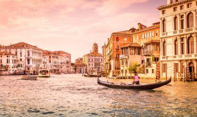 Gebouwen en gondels op het kanaal van Venetië