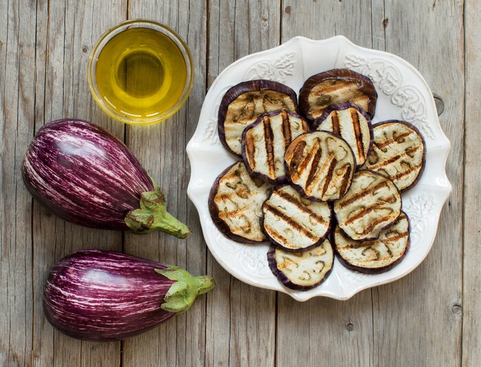 Poster Gegrilde aubergines op smaak gebracht met olijfolie