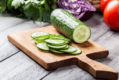 Poster Gehakte groenten: komkommer op snijplank