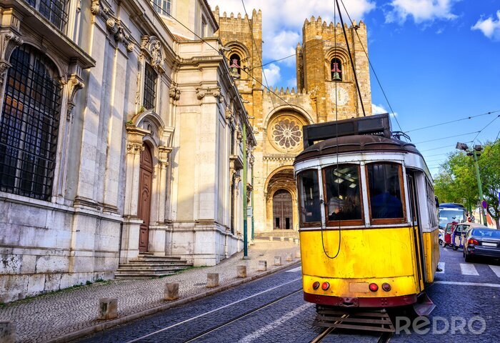 Poster Gele tram onder de kathedraal van Lissabon