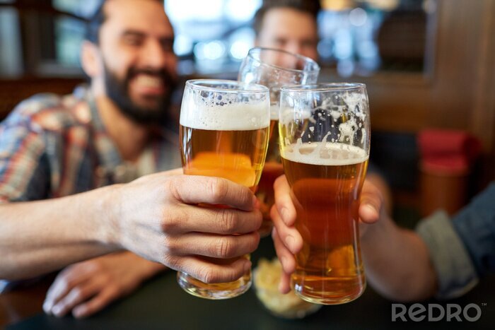 Poster gelukkig mannelijke vrienden bier drinken in de bar of pub