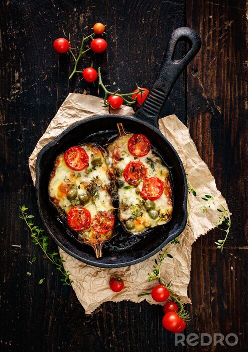 Poster Geroosterde aubergine gevuld met groenten en mozzarella kaas