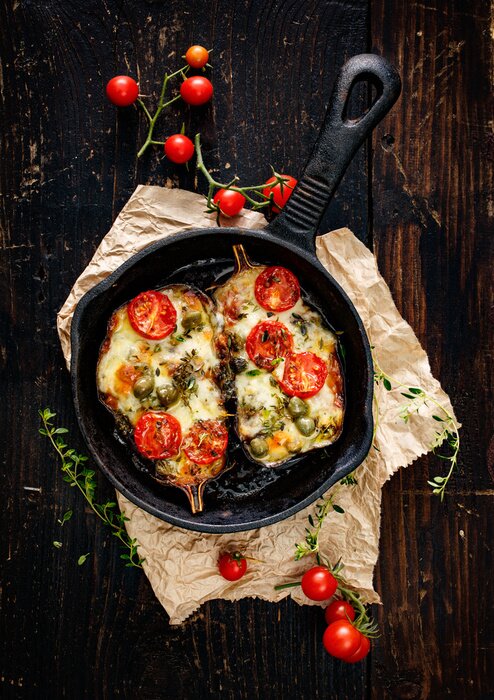 Poster Geroosterde aubergine gevuld met groenten en mozzarella kaas