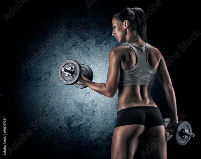 Gespierde vrouw in studio tegen een donkere achtergrond