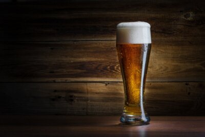 Glas bier tegen een achtergrond van hout
