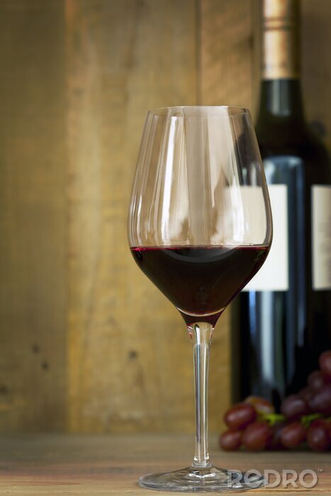 Poster Glas en fles rode wijn met druiven