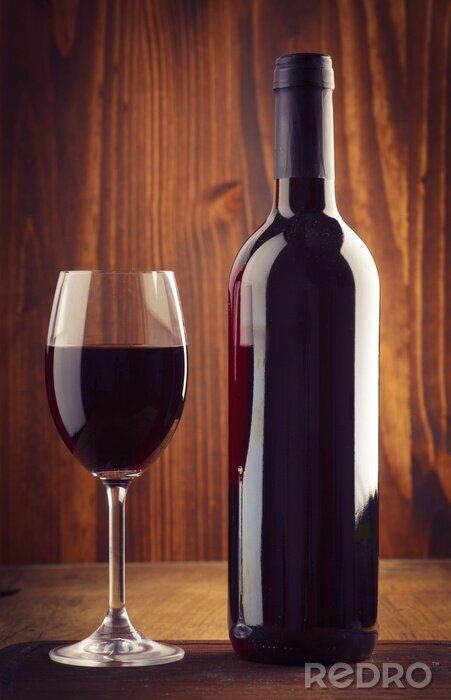 Poster glazen en een fles wijn op oud hout