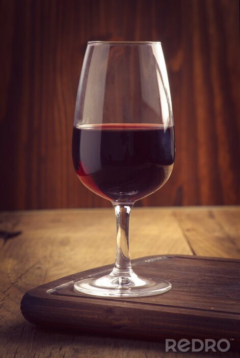 Poster glazen en een fles wijn op oud hout